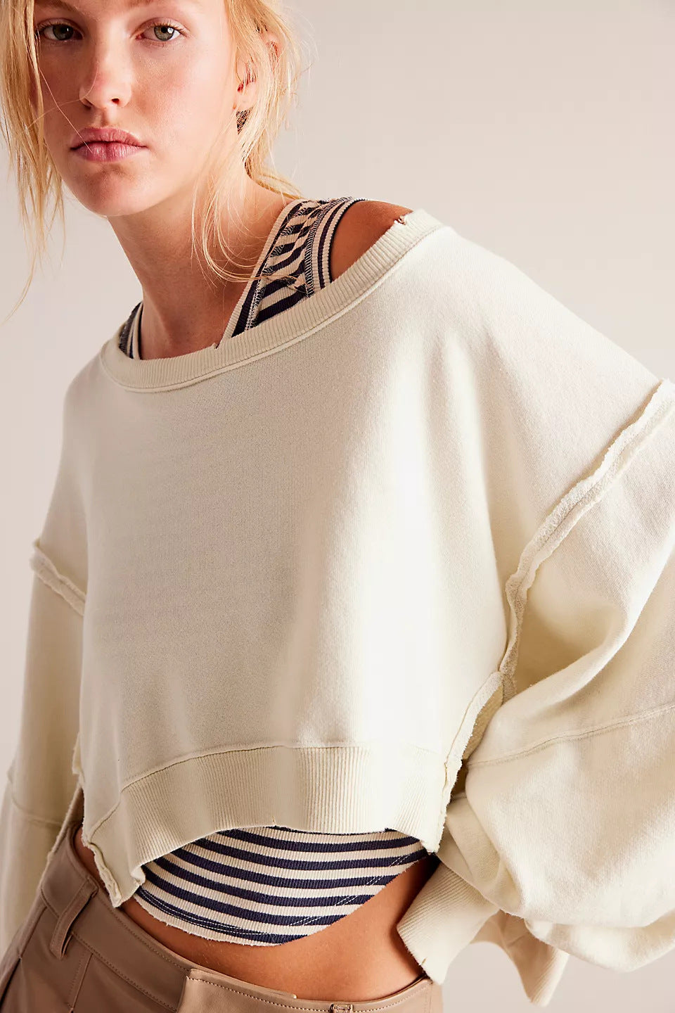 Damen cropped Oversize-Sweatshirt mit Daumenloch, fransigem Saum und weitem Raglanärmel Shop Nory