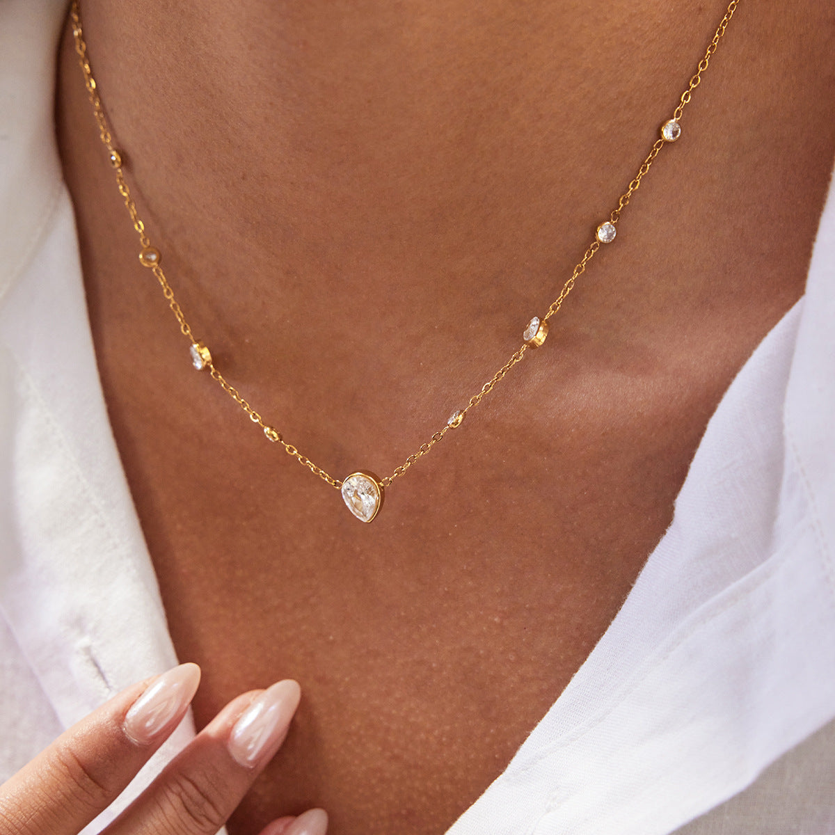Damen Halskette mit elegantem zauberhaften Kristall-Design und wasserfester Edelstahlverarbeitung Shop Nory