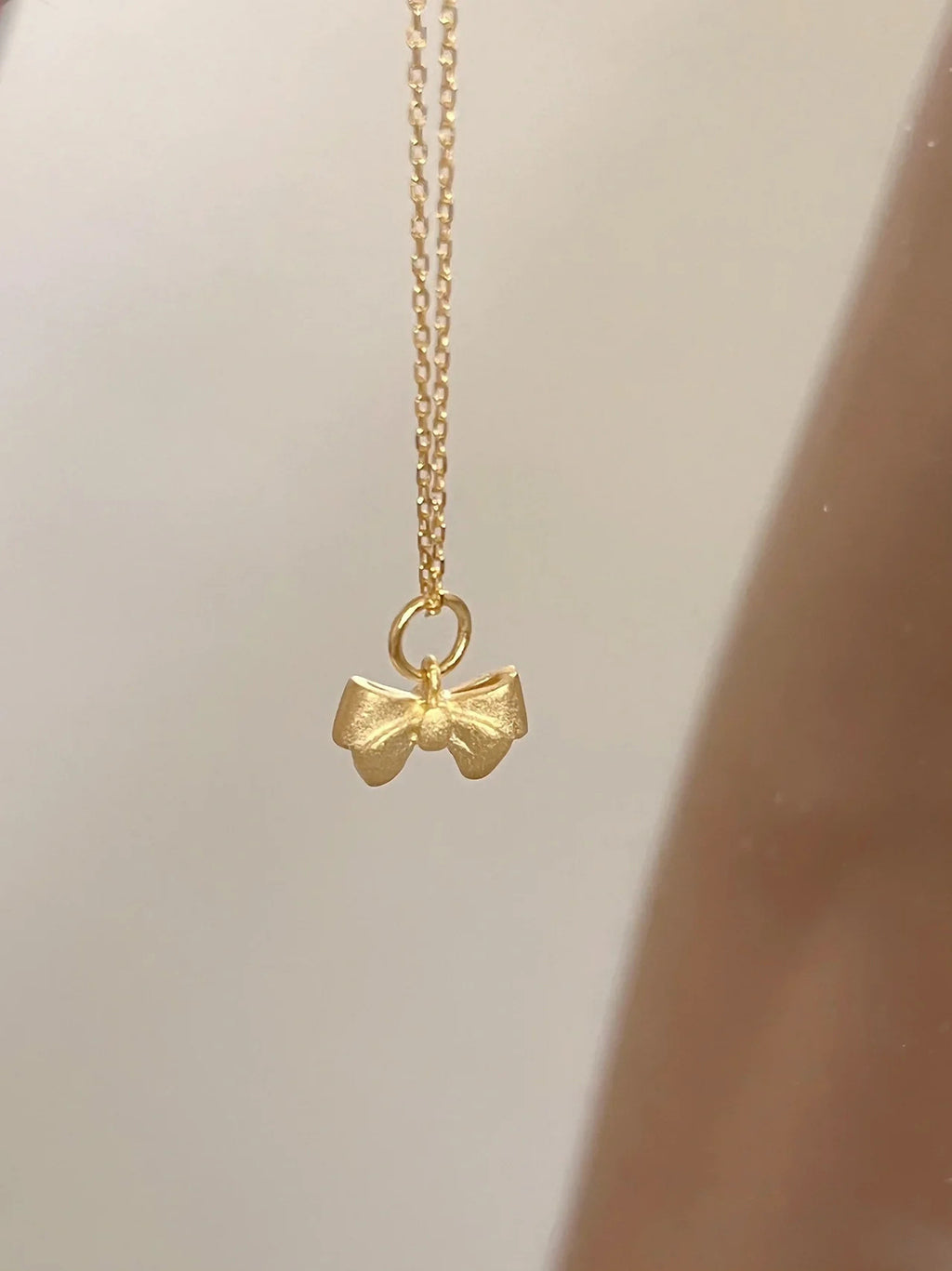 Damen Halskette mit filigranem Schleifenanhänger Shop Nory