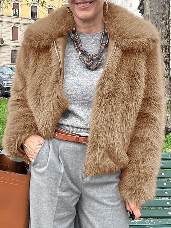 Damen Kurzblouson aus veganem Hochflor‑Kunstpelz im geradlinigen Boxy‑Schnitt mit verdecktem Reißverschluss Shop Nory