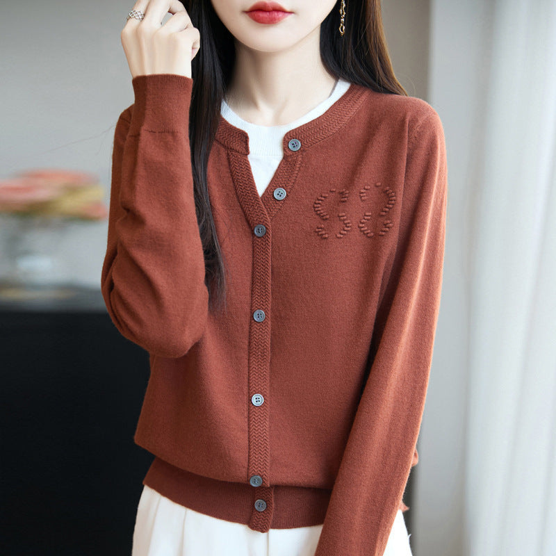 Damen Kurzer Feinstrick-Cardigan mit V‑Schlitzkragen, Rippenblende und dezentem Struktur‑Logo Shop Nory