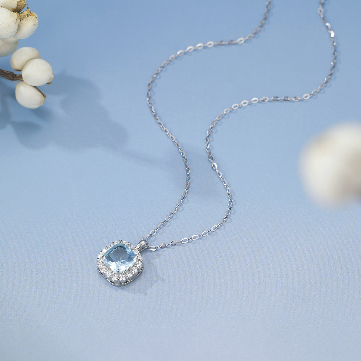 Damen Halsschmuck mit quadratischem, funkelndem Aquamarine-Anhänger Shop Nory
