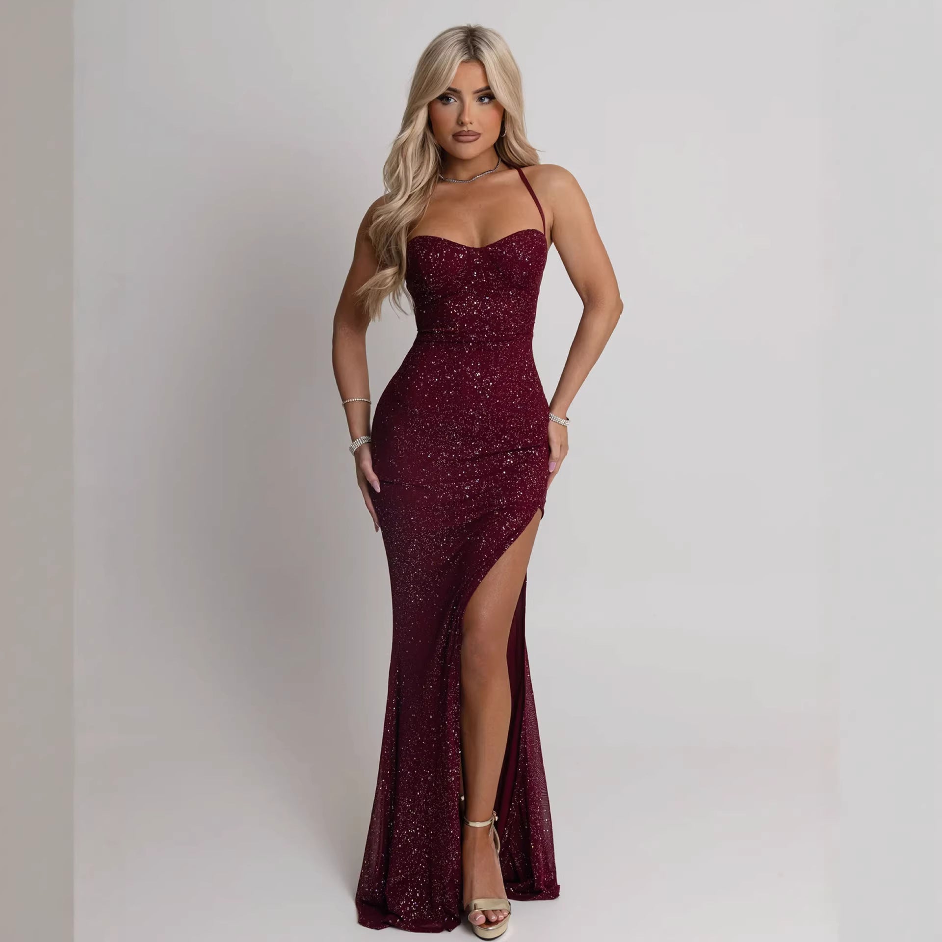 Damen Abendkleid mit schimmerndem Paillettenbesatz und verführerischem Schlitz