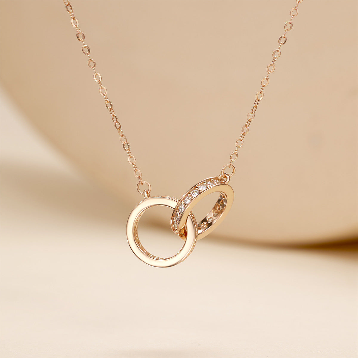 Damen Halskette mit doppeltem Ring-Anhänger und Zirkonia-Verzierungen Shop Nory