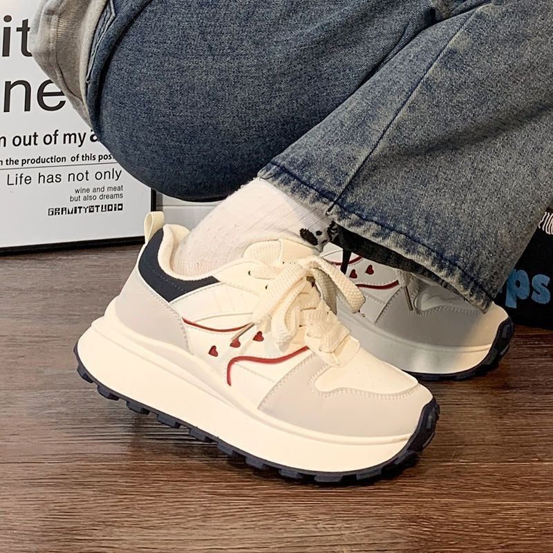 Damen Plateau‑Sneaker im Retro‑Trail‑Look mit Herz‑Ziernähten und grober Profilsohle Shop Nory