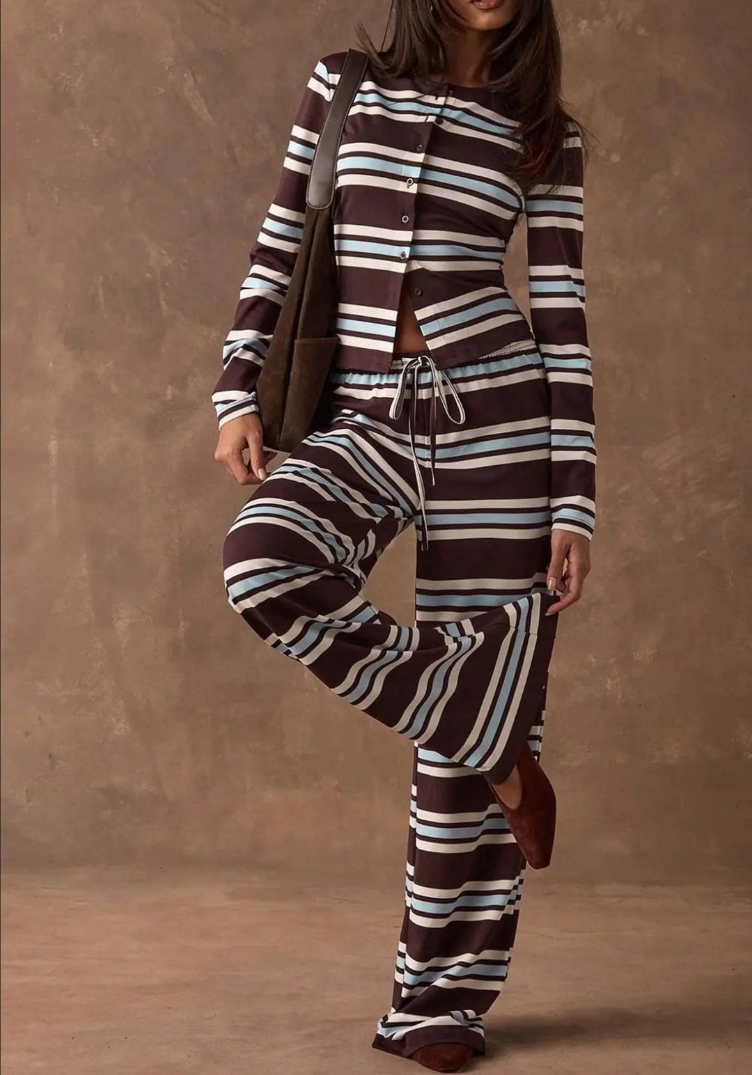 Damen Gestreiftes Strick-Lounge-Set mit tailliertem Knopfcardigan und weitem Palazzohose Shop Nory
