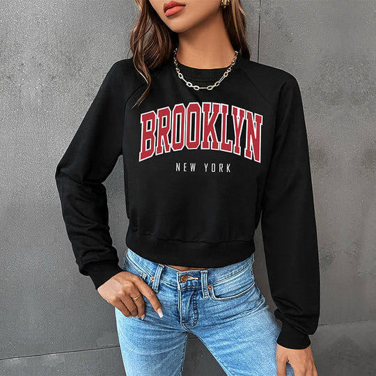 Damen Cropped College-Sweatshirt mit Rundhalsausschnitt, Raglanärmeln und Brooklyn-Print Shop Nory