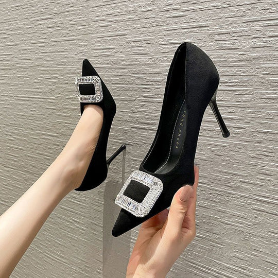 Damen Spitz zulaufende Pumps mit Kristall-Statement‑Schnalle und schlankem Stiletto Shop Nory