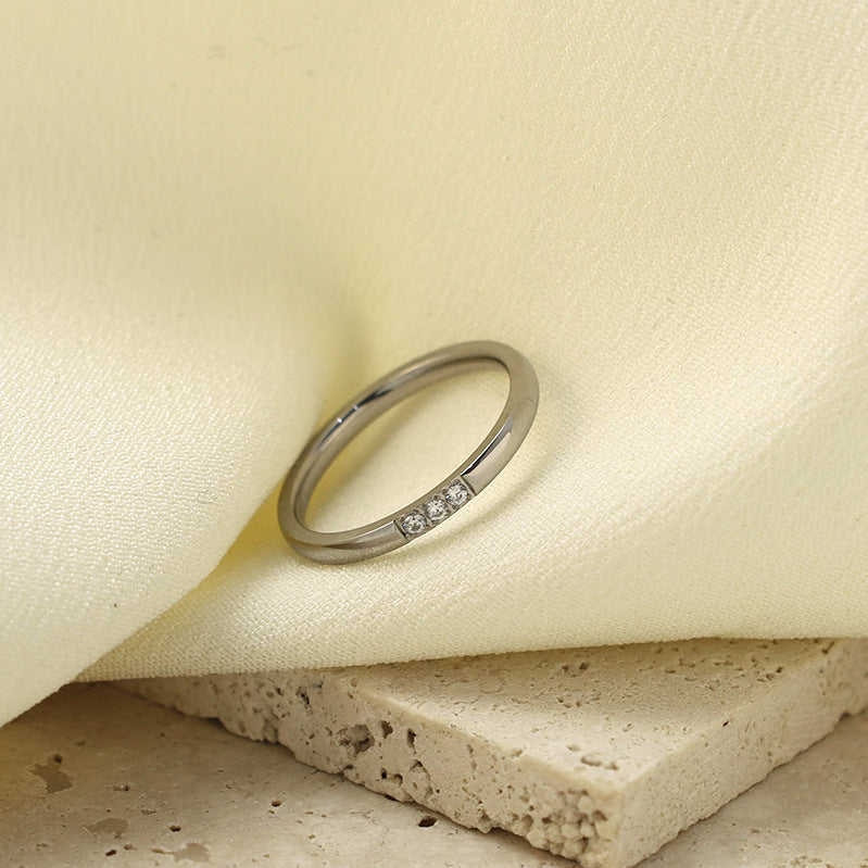 Damen zierlicher Ring mit funkelnden Zirkonia-Steinen Shop Nory