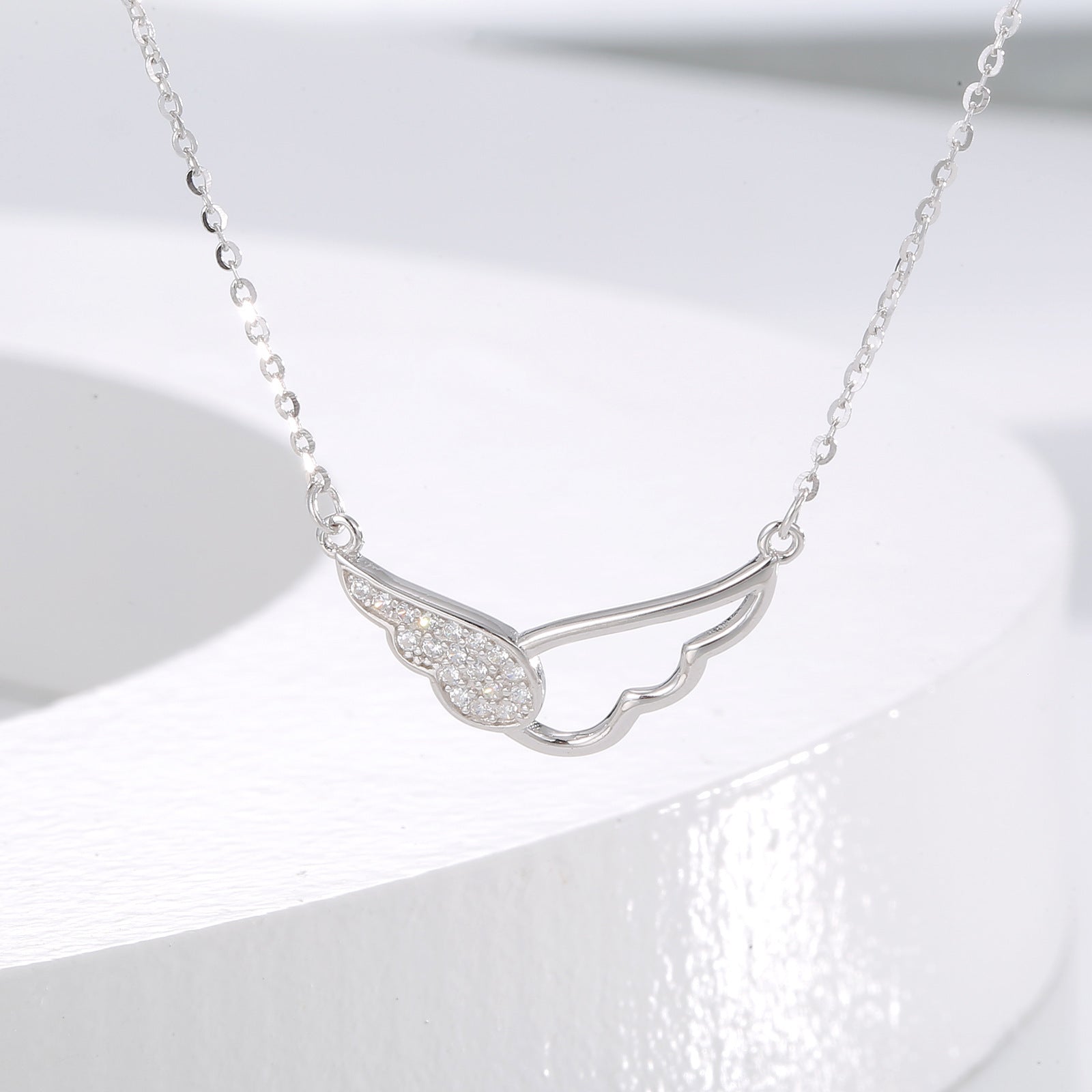Damen elegante Halskette mit Flügel-Anhänger und funkelnden Zirkonia Shop Nory