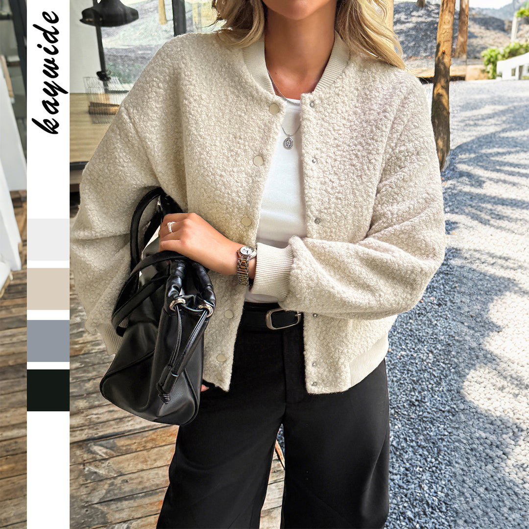 Damen nan kurzer Satin-Trench mit doppelreihiger Knopfleiste, aufgesetzten Pattentaschen und geknöpften Ärmelmanschetten Shop Nory