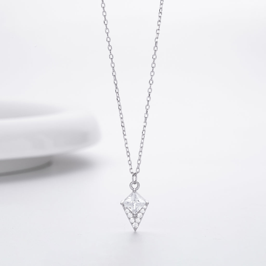 Damen Halskette mit diamantförmigem Anhänger und funkelnden Zirkonia Shop Nory