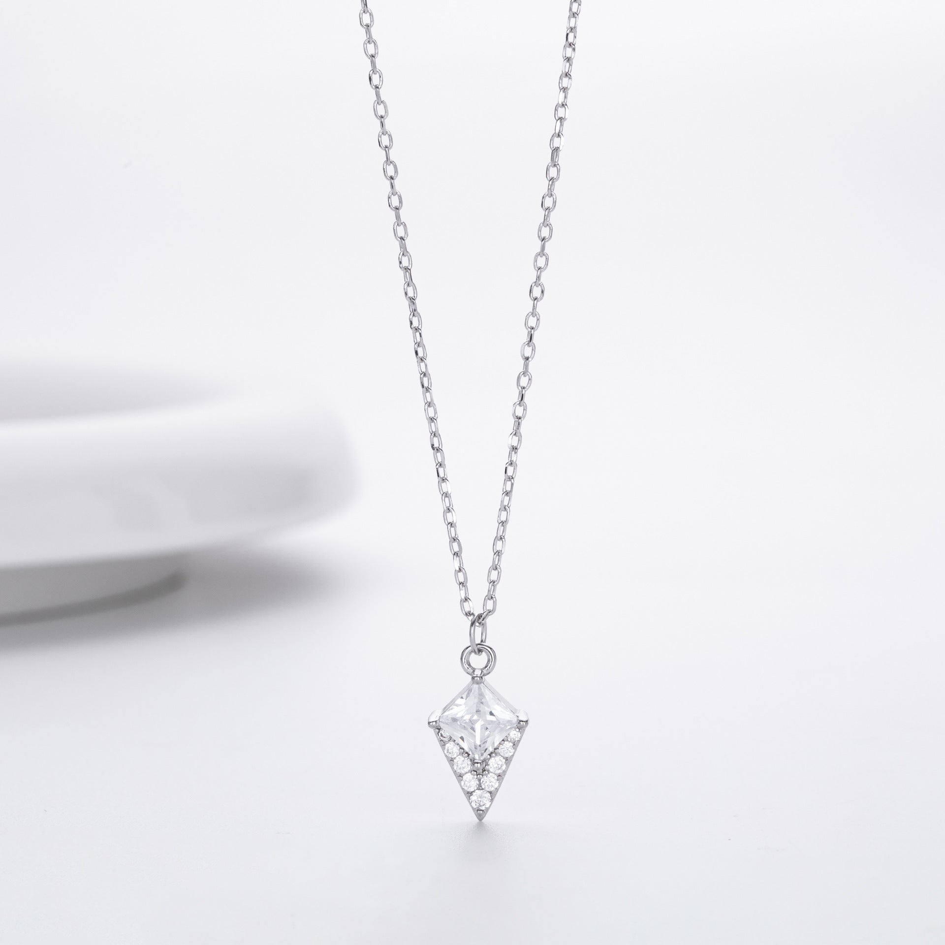 Damen Halskette mit diamantförmigem Anhänger und funkelnden Zirkonia Shop Nory