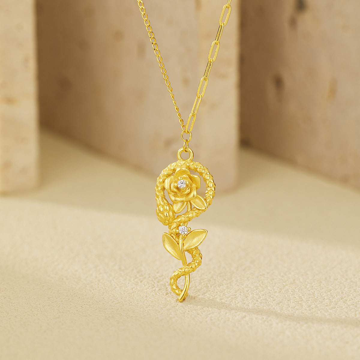 Damen elegante Halskette mit kunstvollem Rosenanhänger und Zirkonia Shop Nory
