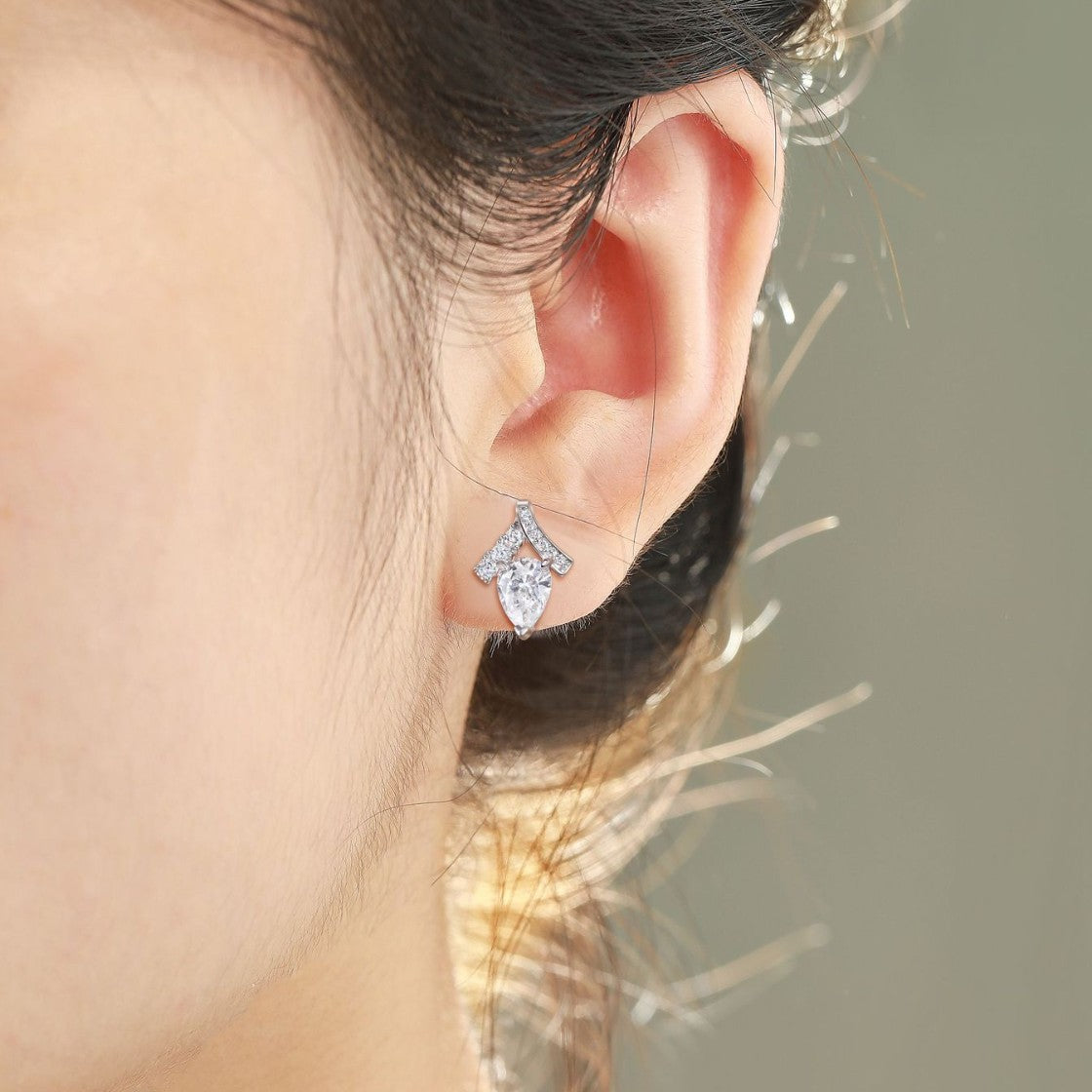 Damen Ohrringe im tropfenförmigen Design mit funkelnden Zirkonia Shop Nory