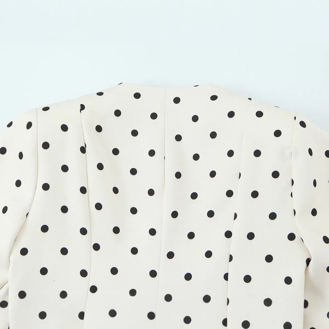 Damen Taillierte Polka‑Dot Blusenjacke mit Volumenärmeln und goldenen Schmuckknöpfen Shop Nory
