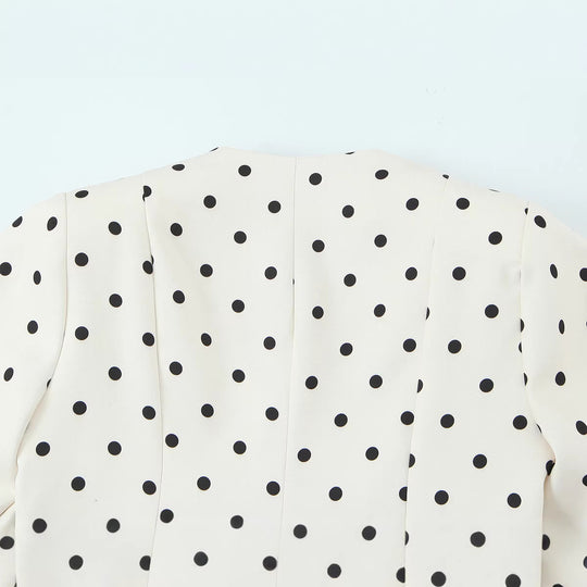 Damen Taillierte Polka‑Dot Blusenjacke mit Volumenärmeln und goldenen Schmuckknöpfen Shop Nory