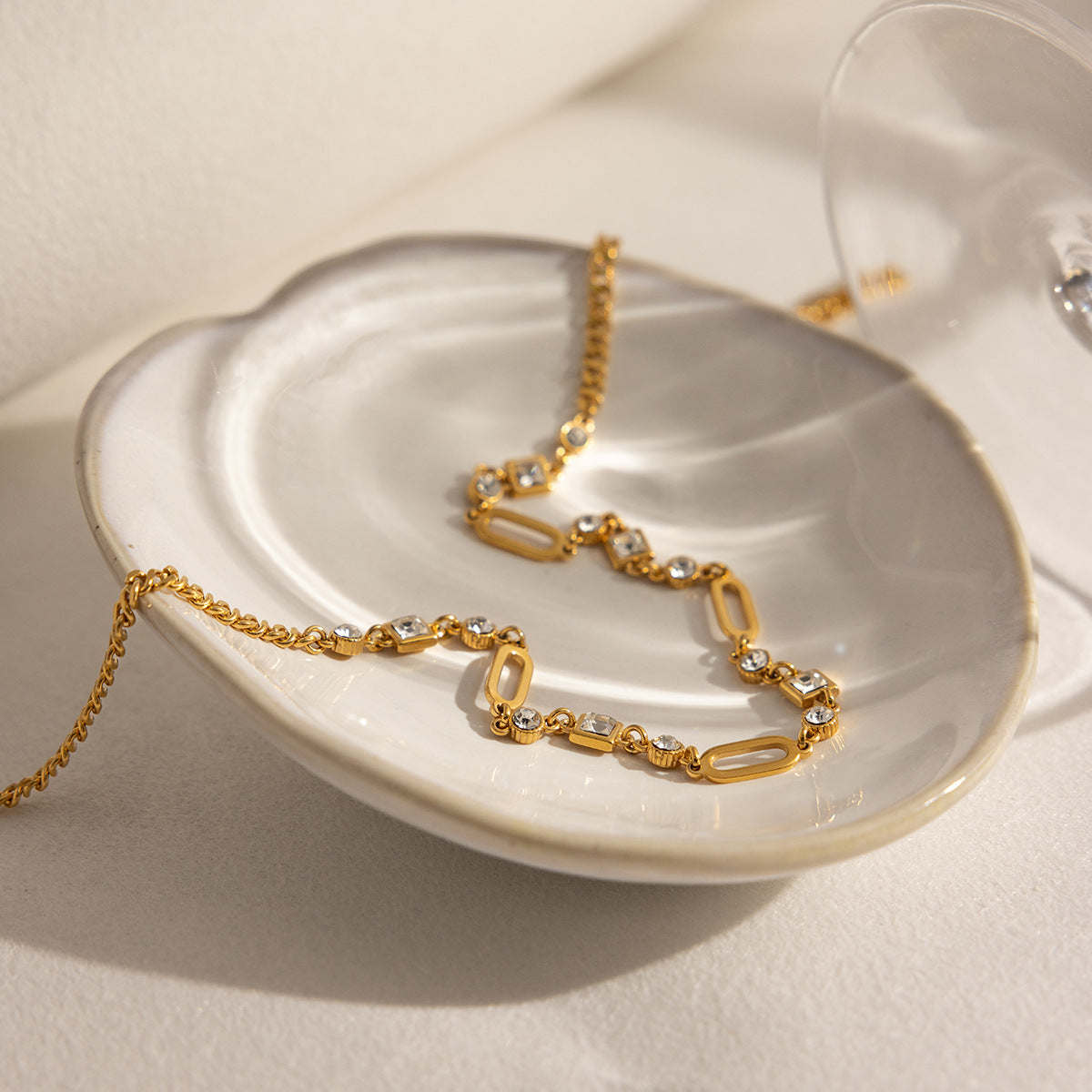 Damen elegante Halskette mit funkelnden Zirkonia-Elementen aus hypoallergenem Edelstahl Shop Nory
