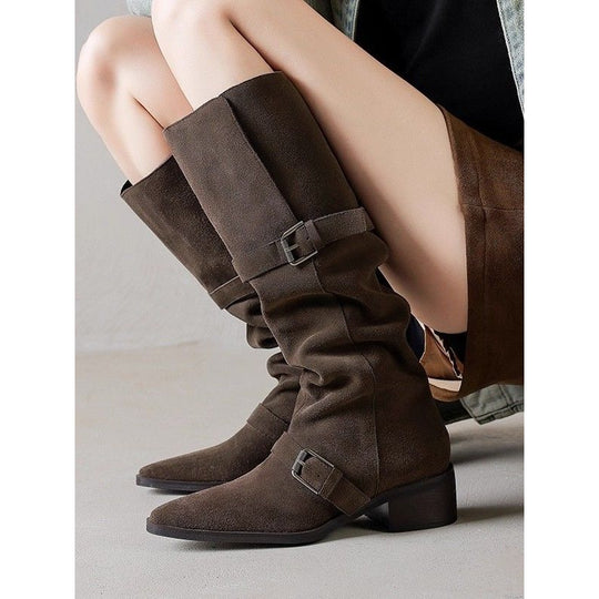 Damen Kniehohe Veloursleder-Slouch-Boots mit spitzer Zehenpartie, verstellbaren Zierschnallen und komfortablem Blockabsatz Shop Nory