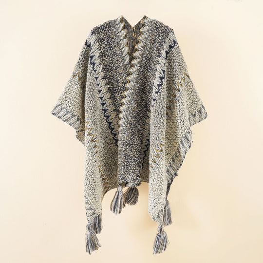 Damen Kurzponcho aus Bouclé-Strick mit Zickzack-Jacquard und Quasten Shop Nory
