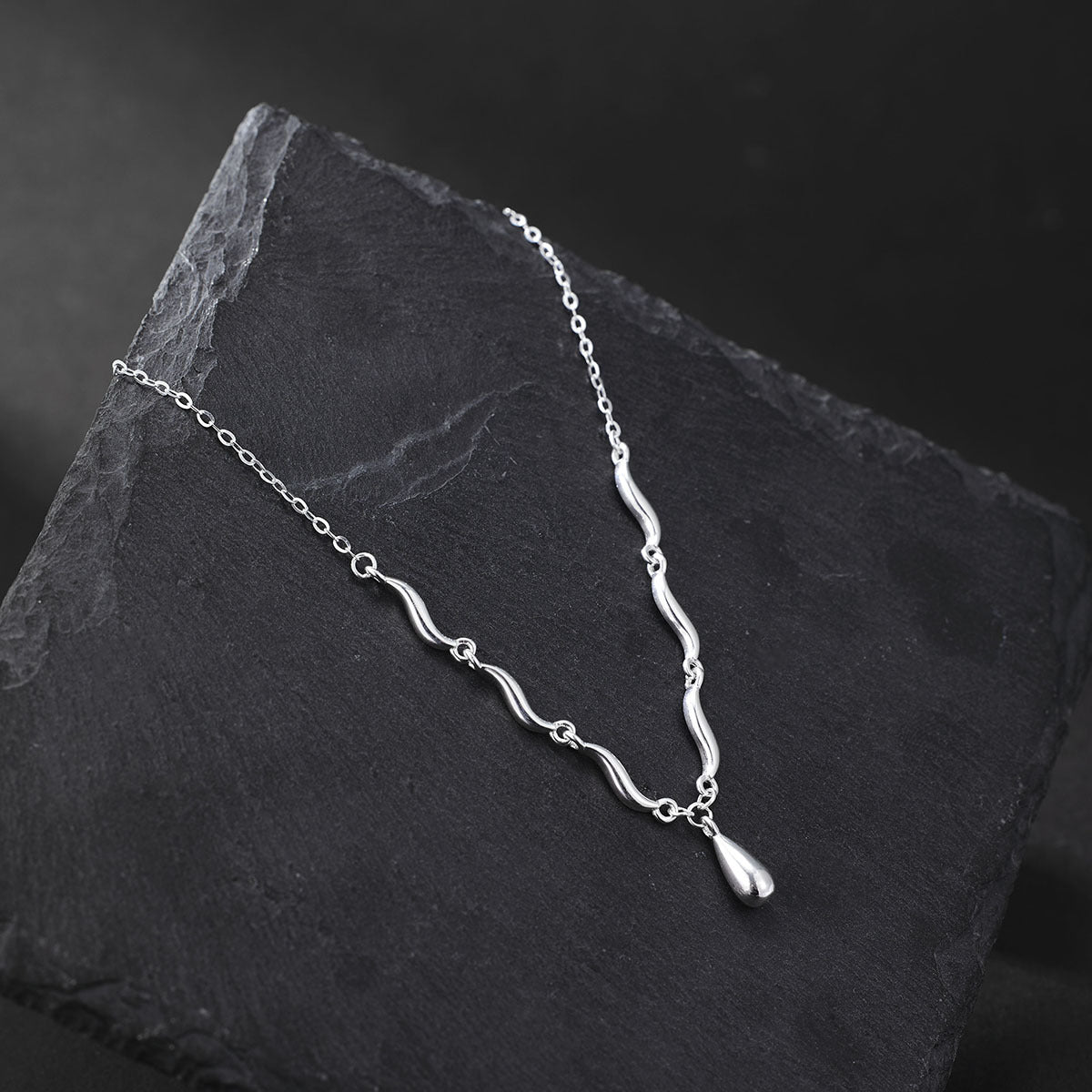 Damen elegante Kette mit geschwungenen Elementen und tropfenförmigem Anhänger Shop Nory