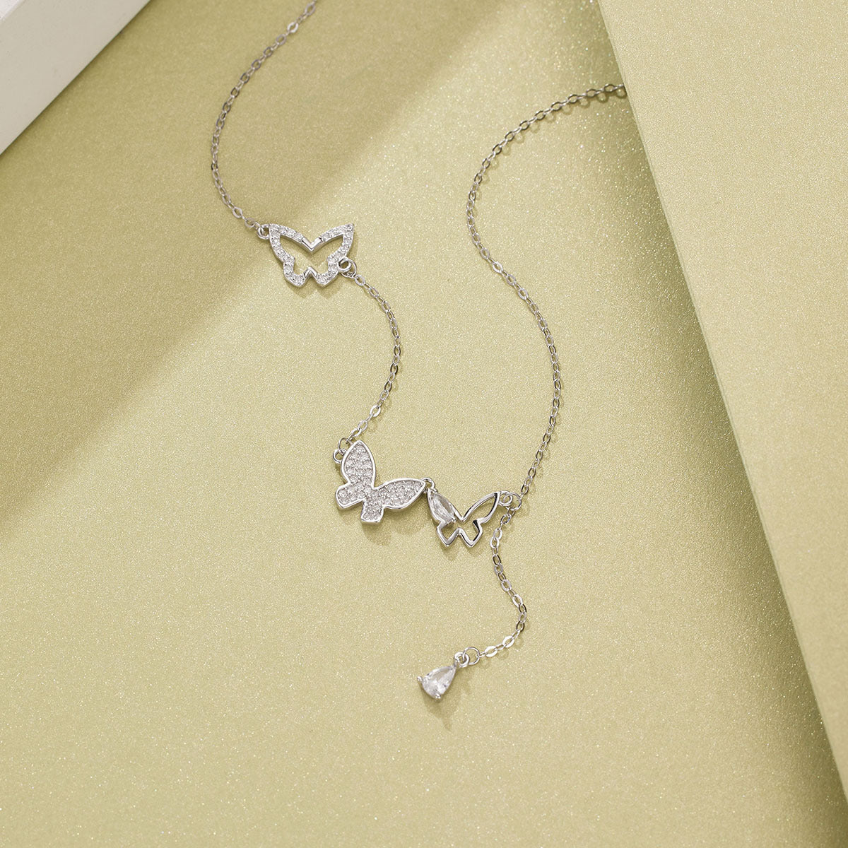 Damen Halskette mit filigranem Schmetterlingsdesign und funkelnden Zirkoniasteinen Shop Nory