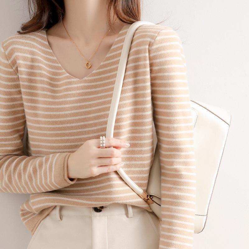 Damen Zarter Streifen-V‑Ausschnittpullover aus feinem Rippstrick mit weichem Fall Shop Nory