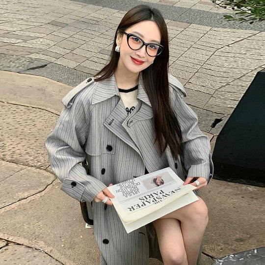 Damen Langer Nadelstreifen-Trenchcoat mit Bindegürtel Schulterpatten und ausgestelltem Saum Shop Nory
