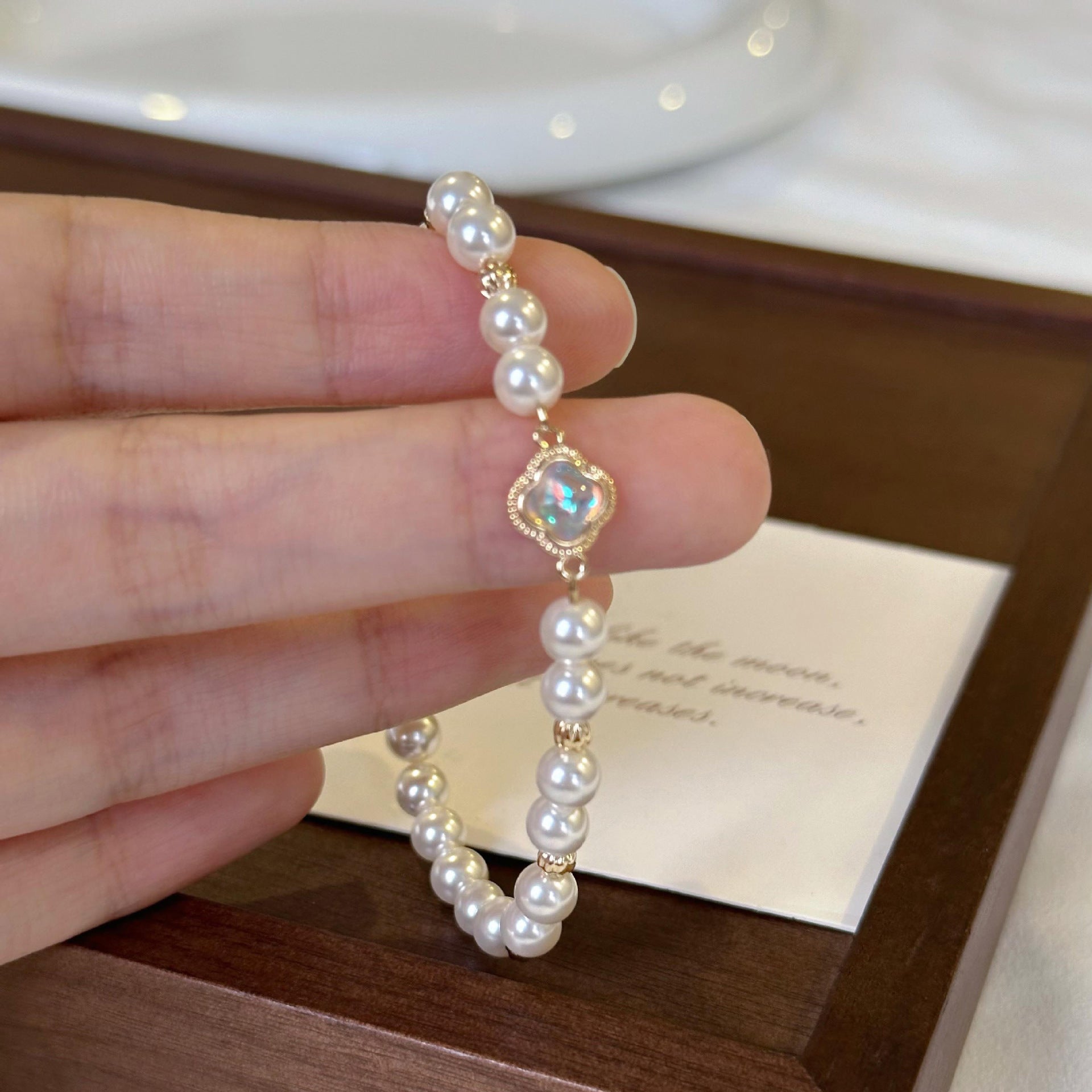 Damen Perlenarmband mit kunstvollem Kristallanhänger Shop Nory