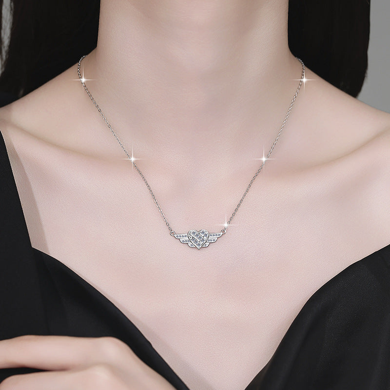 Damen Halskette mit flügelartigem Herzanhänger und funkelnden Zirkonia Shop Nory