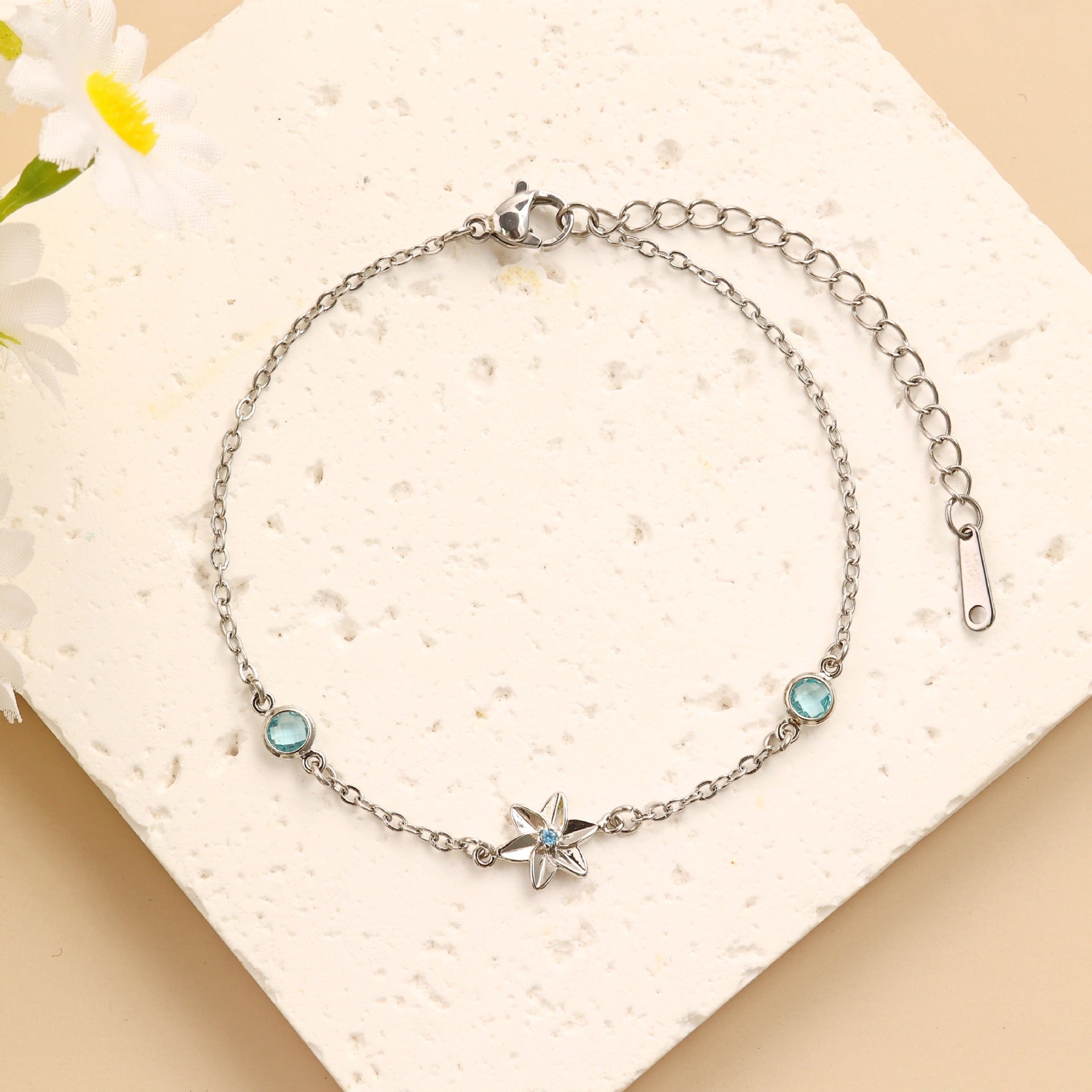 Damen filigranes Armband mit floralem Design Shop Nory