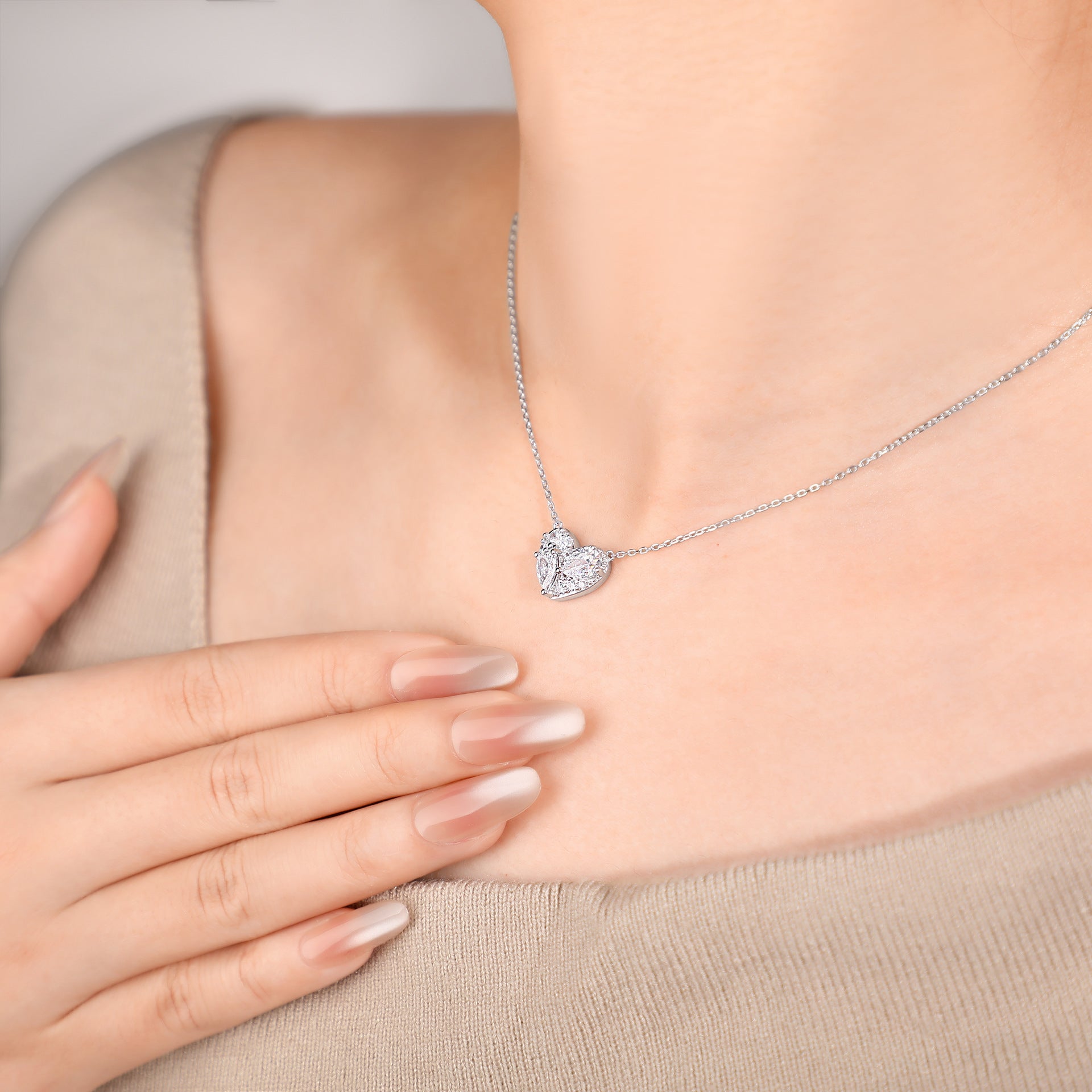 Damenkette mit herzförmigem Anhänger und funkelnden Kristallsteinen Shop Nory
