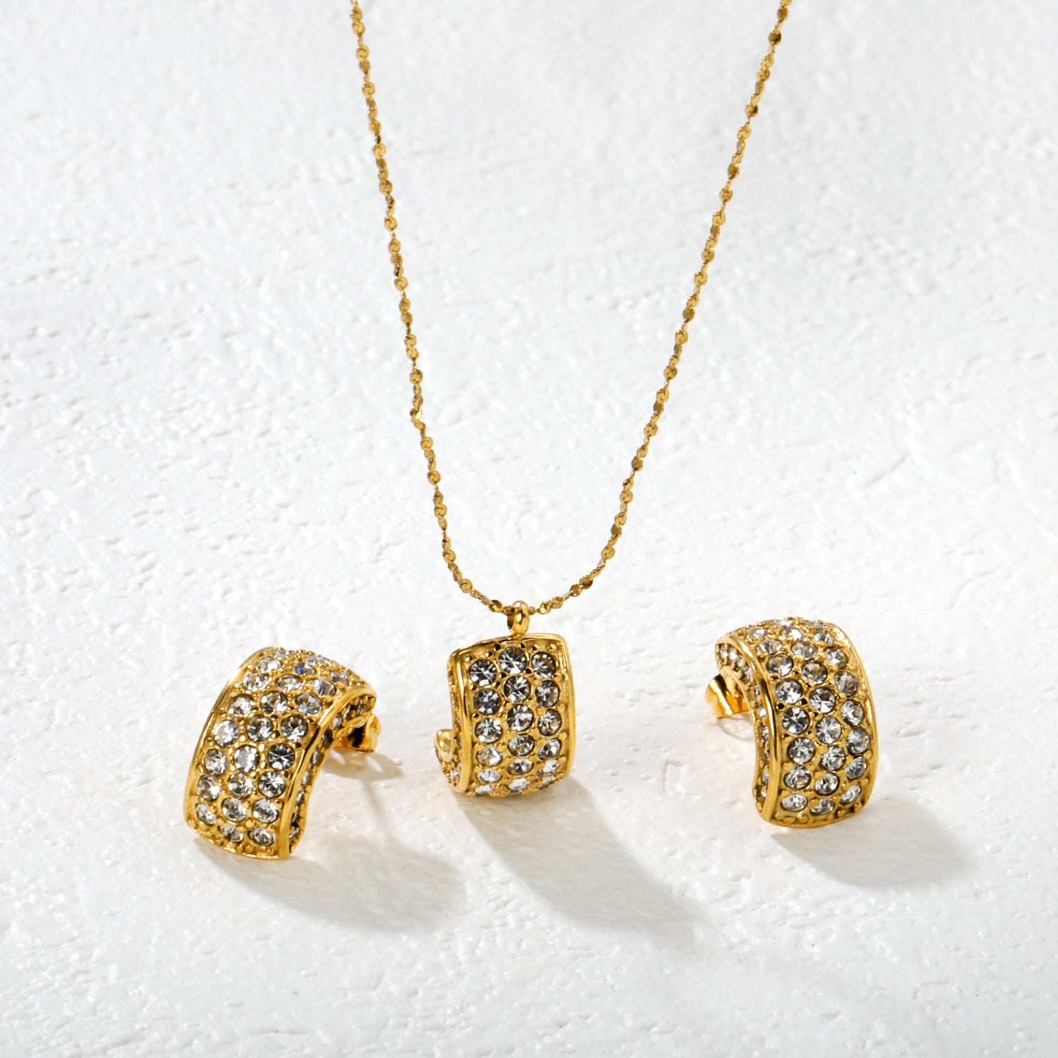 Damen Schmuckset mit funkelnden Zirkonia-Elementen und eleganten Anhängern Shop Nory