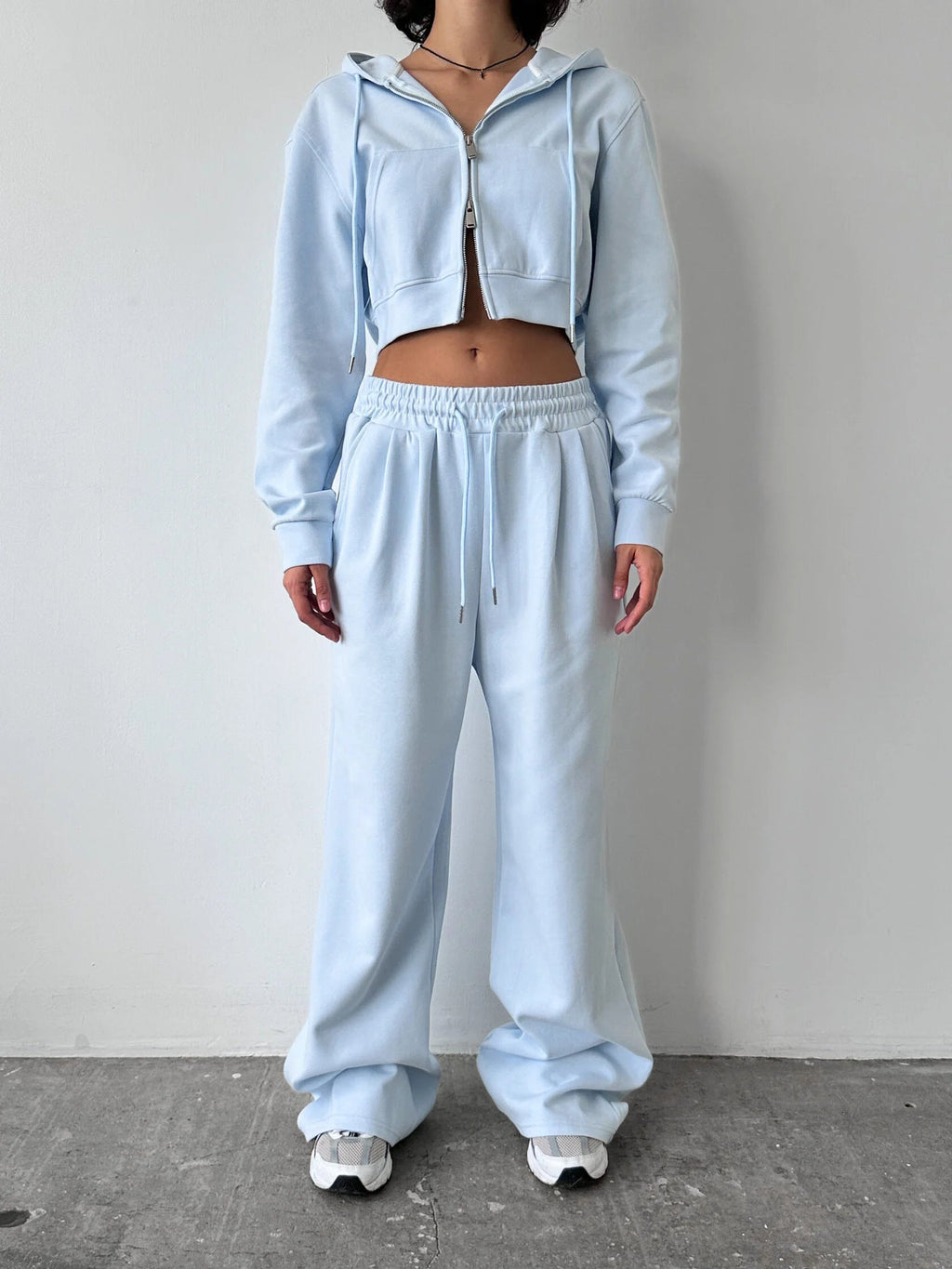 Damen Cropped Hoodie und entspannte Jogginghose Set