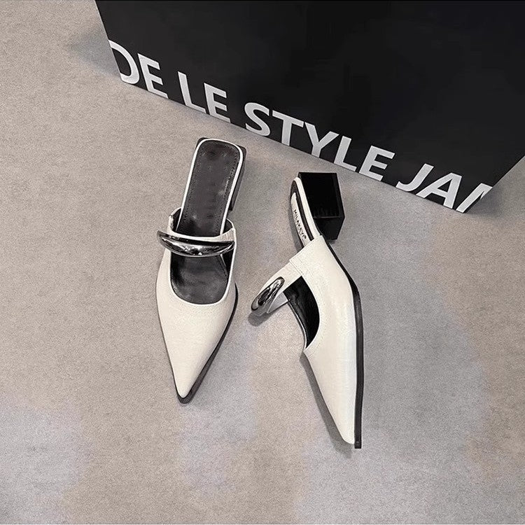 Damen Spitz zulaufende Mule-Pumps mit sculpted Blockabsatz und dekorativer Gliederkette Shop Nory