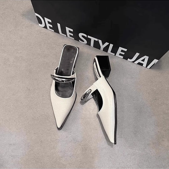 Damen Spitz zulaufende Mule-Pumps mit sculpted Blockabsatz und dekorativer Gliederkette Shop Nory