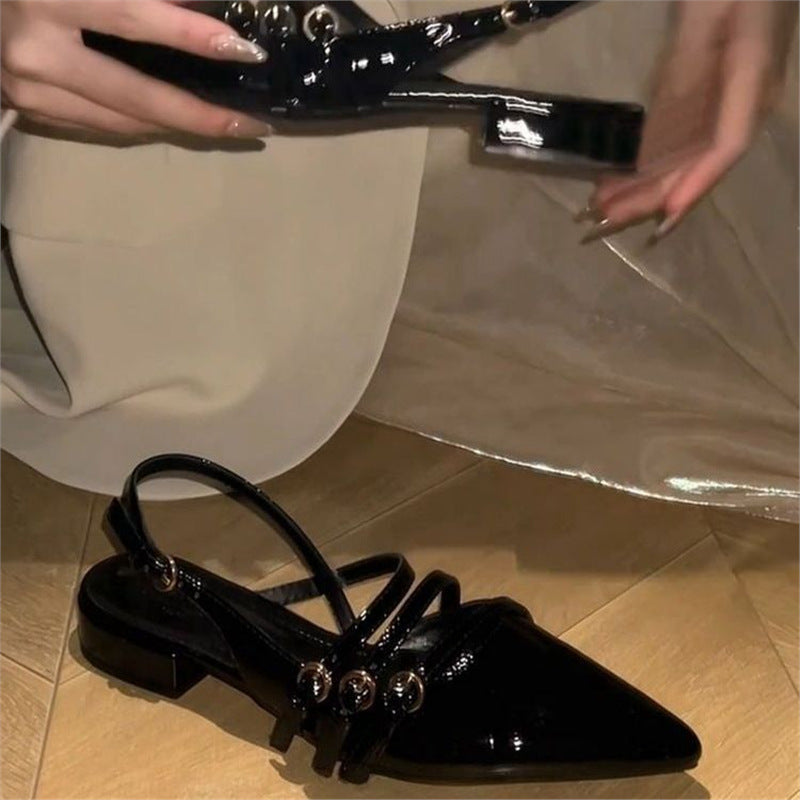 Damen Elegante spitz zulaufende Slingback-Pantoletten aus Lackoptik mit dreifach Riemchen und niedrigem Blockabsatz Shop Nory