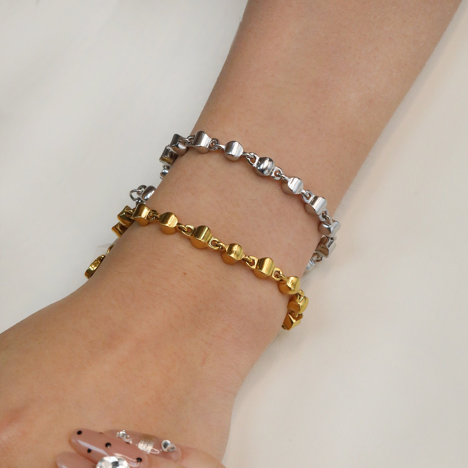 Damen Edelstahlarmband mit modernem, strukturiertem Design Shop Nory