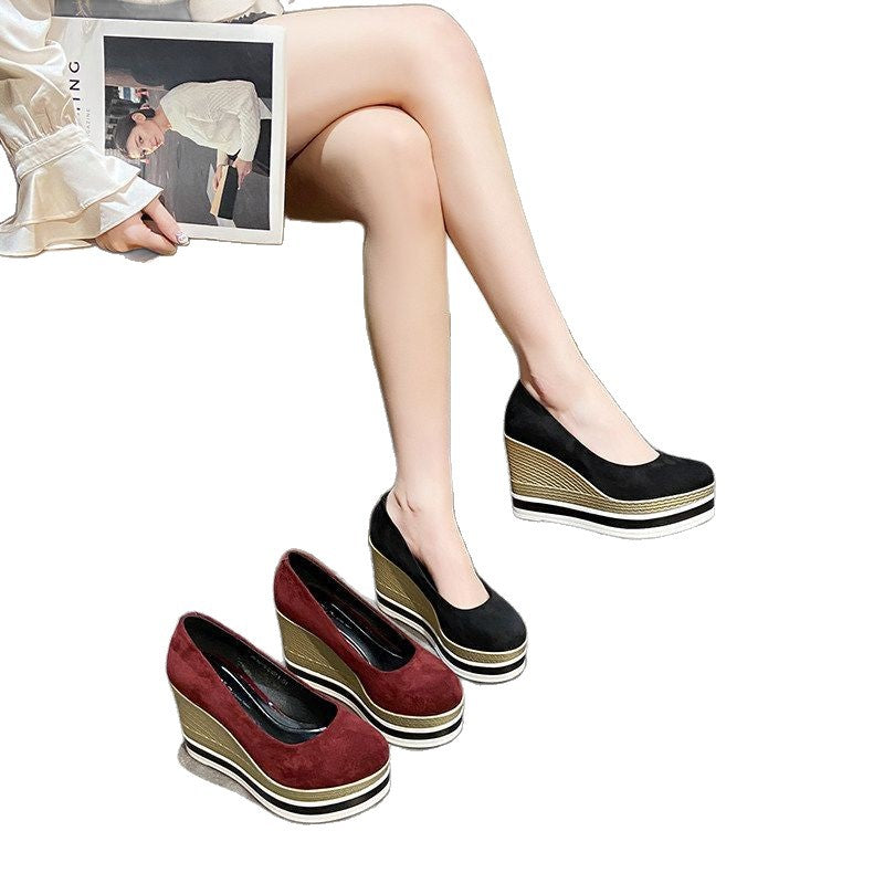 Damen Plateau-Keilpumps mit Bastkeil und Lack-Kroko-Optik Shop Nory