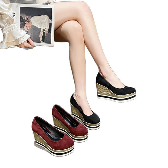 Damen Plateau-Keilpumps mit Bastkeil und Lack-Kroko-Optik Shop Nory