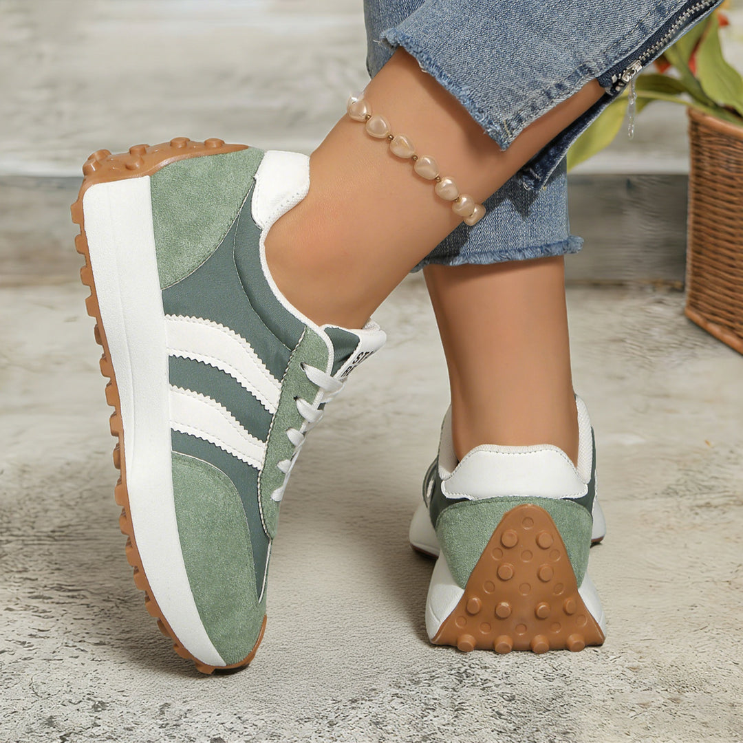 Damen nan retro-inspirierter Sneaker mit Wildleder-Overlays, Nylonoberteil und profilierter Waffelsohle Shop Nory