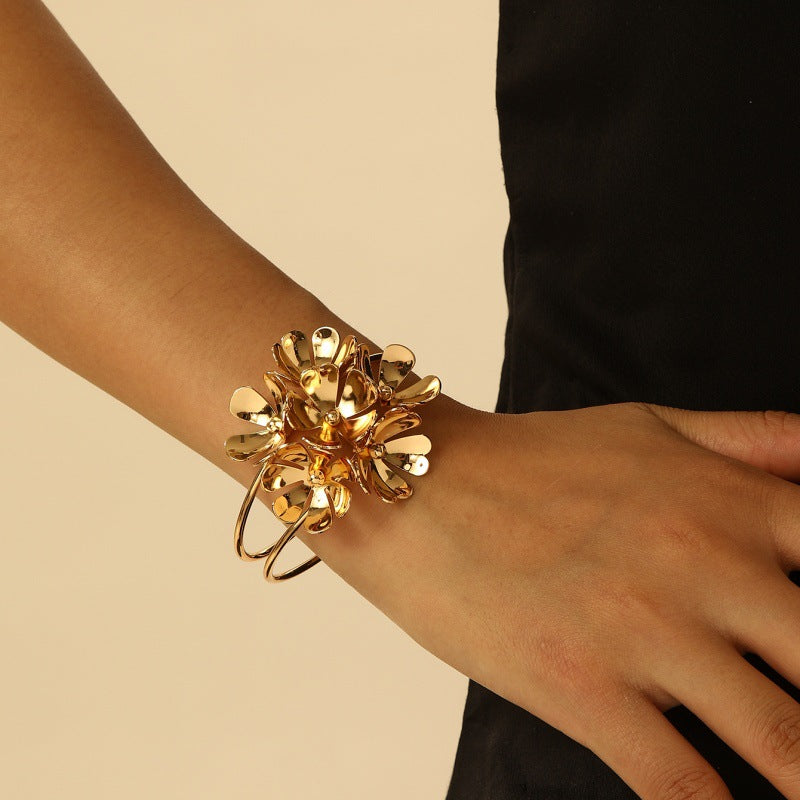 Damen Offener Armreif mit elegant geschwungenem Design Shop Nory
