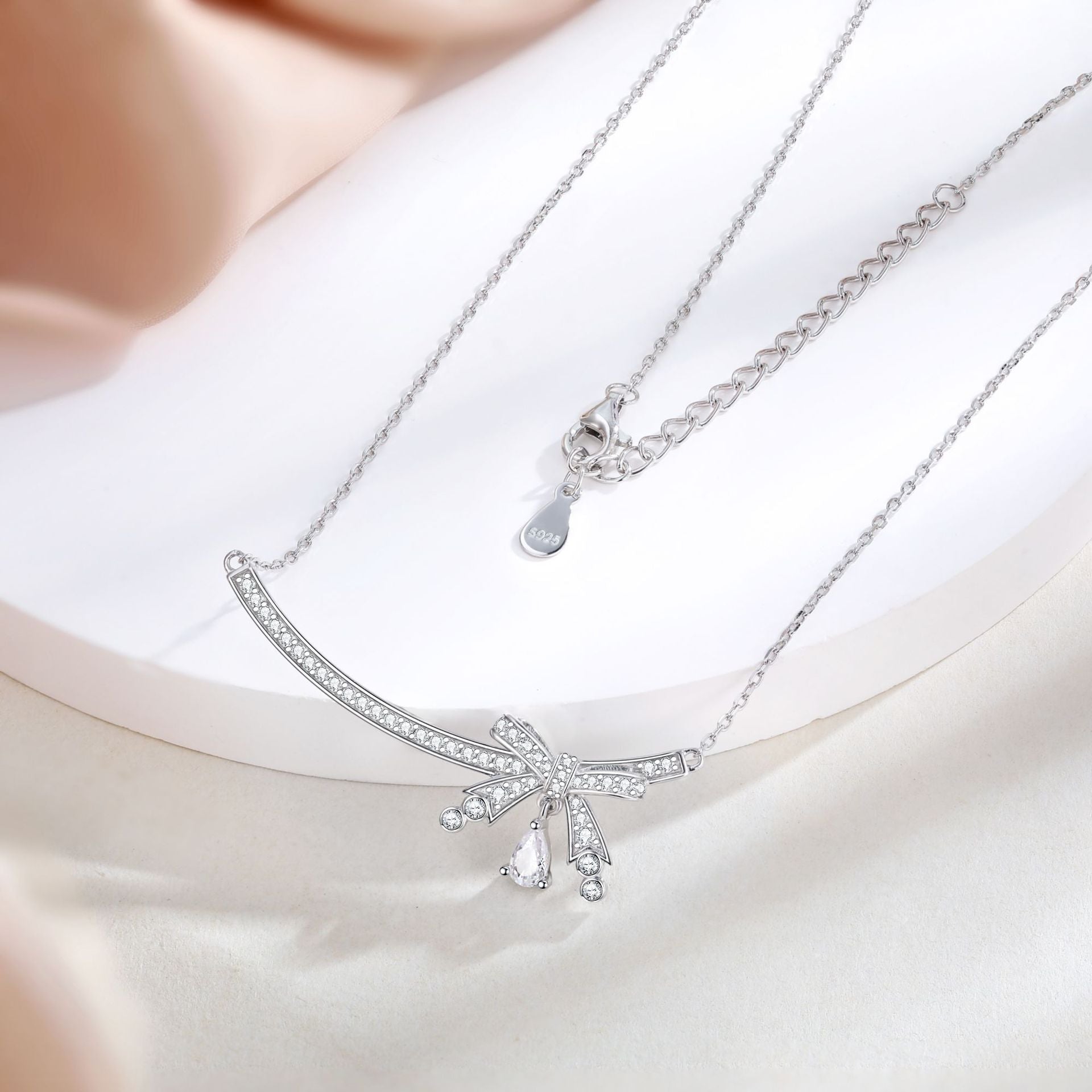 Damen Halskette mit elegantem Schleifenmotiv und funkelnden Zirkonia Shop Nory