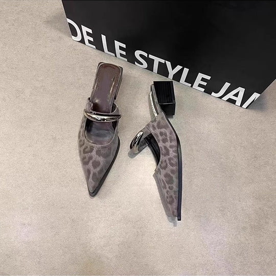 Damen Spitz zulaufende Mule-Pumps mit sculpted Blockabsatz und dekorativer Gliederkette Shop Nory