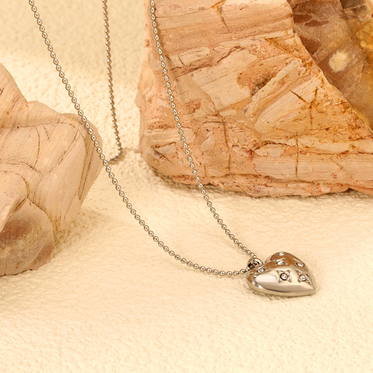 Damen Halskette mit herzförmigem Anhänger und funkelnden Zirkonia Steinen Shop Nory