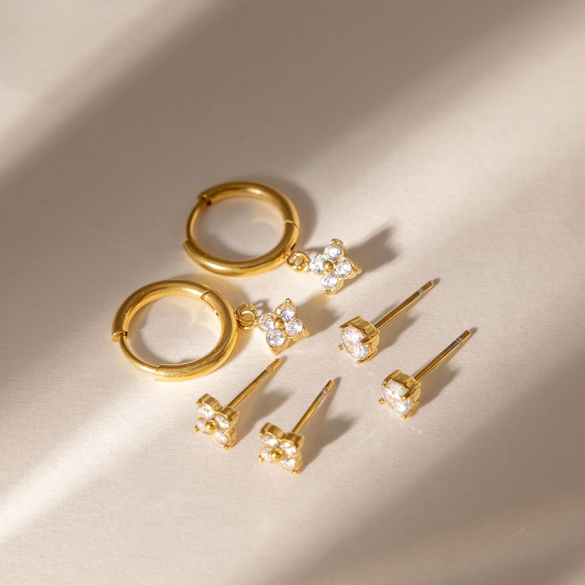 Damen Ohrhänger mit glitzernden Zirkonia und modernem Design Shop Nory