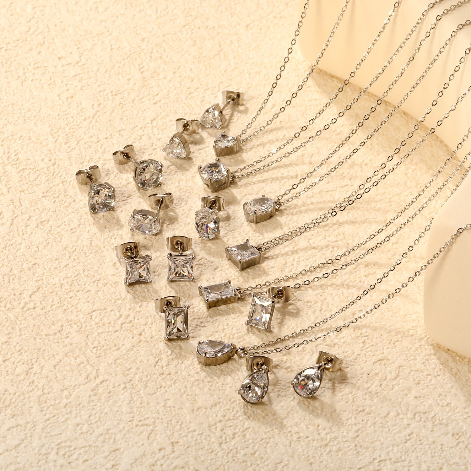 Damen Schmuckset mit elegantem Kristallanhänger und funkelnden Ohrsteckern Shop Nory