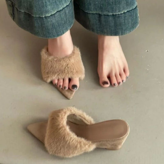 Damen flauschige spitz zulaufende Mule‑Pantoletten mit Kunstfell‑Vamp und niedrigem Keilabsatz Shop Nory