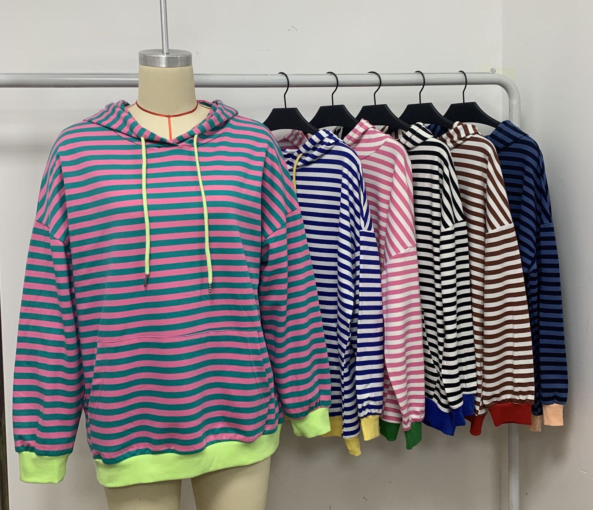 Damen gestreifter Kapuzenpullover mit stylischer Kängurutasche