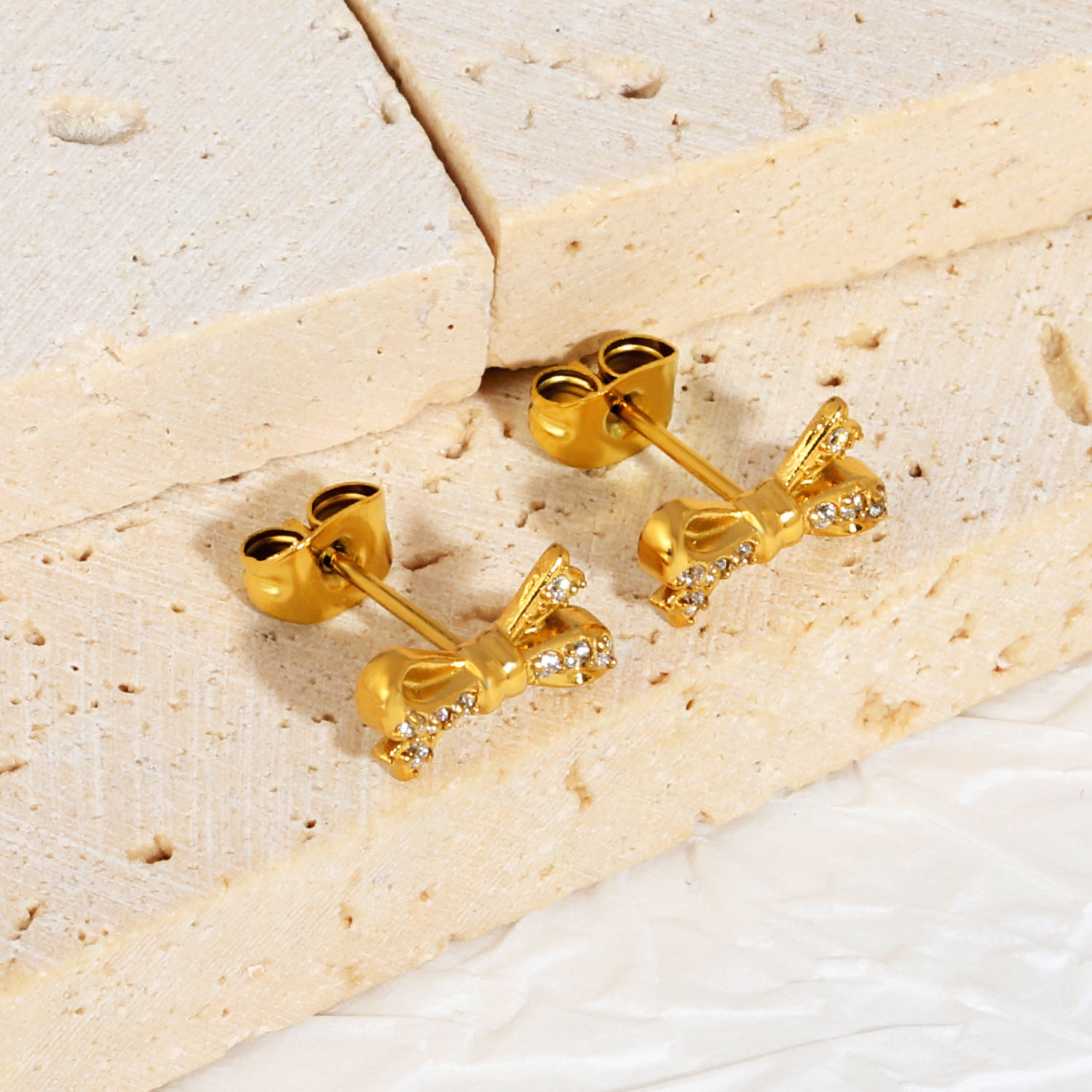 Damen Ohrstecker im eleganten Schleifen-Design mit funkelnden Zirkonia Shop Nory